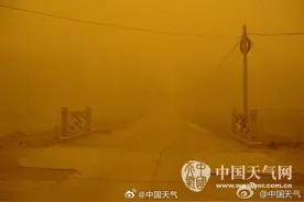 为何沙尘暴发生时天空橙红色？图片