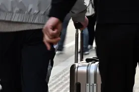 元旦假期首日旅客出行倍增，高铁抢走民航客，票价还会继续涨吗图片