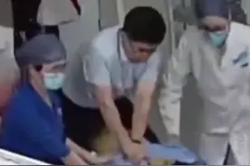 救人的不只是医生！他一眼发现人群中昏厥的病人，没有犹豫冲过去一把拉起｜看见正能量图片