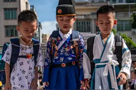 “走状元桥”“系红绳” 琼海这所学校花式迎新生图片