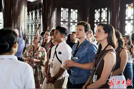 《日落大道》演员与6岁武汉男孩合影，盛赞黄鹤楼雪糕美味图片