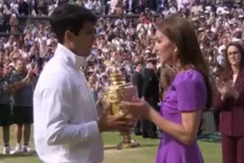 “夫妻分工明确”，威廉和凯特同一天在不同赛事为西班牙人颁奖图片