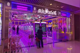 小零件一拉就断孩子吞咽有危险，合格证上标注“幽灵企业”，上海彻查娃娃机店图片