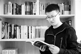 这位物理学博士在中文系教写作图片