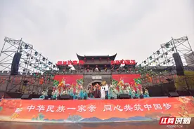 湖南张家界：七十二奇楼景区多彩文化盛宴 共绘民族团结画卷图片