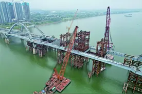 下摄司大桥南北岸初步“牵手”成功图片