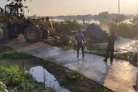 汨罗罗江镇一处堤坝被洪水冲出缺口，当地用卡车堵住堤口成功抢险图片