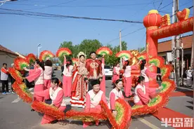 青岛故事丨6年操办40场新风尚婚礼！青岛大姨“帮喜团”入选全国乡村振兴典型案例图片