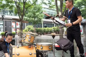 【城市眼】上海街头艺人“持证上岗”十年：更有气韵的街道，不能缺少正在发生的艺术图片