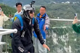 视频疯传！外国男子云南跳伞开伞失败，急速坠落？景区澄清：视频不完整，开伞成功了图片