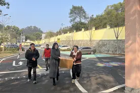 女老师们收到礼物，“杯”感温馨图片