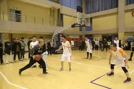 友谊的较量“篮”不住的精彩，宝鸡媒体高校篮球友谊赛“燃”动校园图片