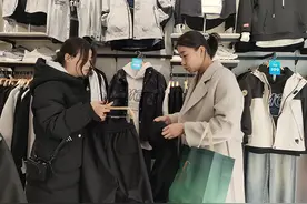 冬装打折忙 春装销售旺 服装消费市场迎来“换季热”图片