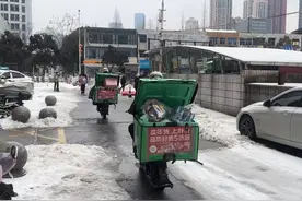 小哥雪地送货，步行一小时配送二十多单图片