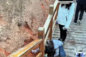 游客挖走丹霞地貌土壤，导游激光笔照石窟大佛，律师：旅游不文明行为严重或将判刑图片