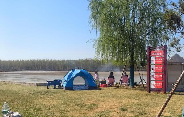 野趣满盈黄河岸，春日露营沐暖阳