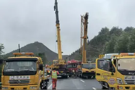 G30连霍高速半挂车侧翻 兰州北高速收费所紧急救援保畅通图片