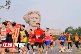2024橘子洲红色半程马拉松激情开跑图片