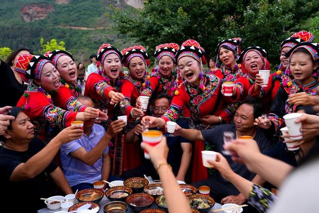 云南曲靖：满城皆秀色 无处不飞花！