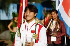 15岁大凉山少女成中国首位奥运冲浪选手！9岁前从未见过大海，外媒赞她勇敢得像战士图片