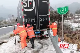 快递货车“雪中”受阻，湖南高速养护人助其脱困图片