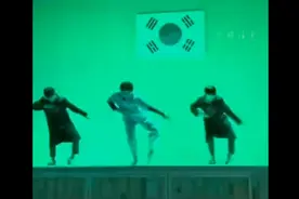 果然视频·看天下|韩国中学生毕业晚会嗨跳“科目三”图片