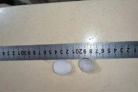 北京昨晚冰雹大如鸽子蛋！行人冒雨骑车被砸，有车辆桥下躲雹致交通拥堵图片