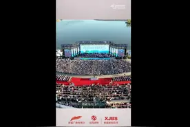 4528人合奏《我和我的祖国》图片