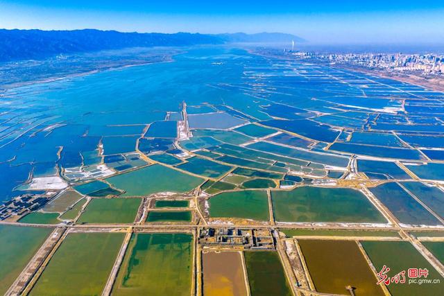 冬日盐湖色彩斑斓