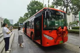 这辆定制公交婚车上，武汉“洋女婿”邀亲友见证幸福时刻图片