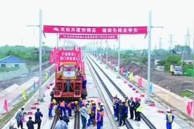 沪渝蓉高铁武荆宜段荆门西站开始铺轨图片