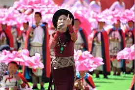 【铸牢共同体 中华一家亲】央金兰泽：民族团结之声的唱响者图片