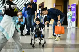 亚残运会盲人足球赛现场，电子导盲犬成为场外明星图片