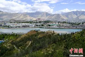 山不见我、我自见山 西藏拉萨游客市民热衷南山“打卡”图片