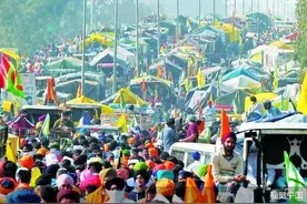 印度农民涌入新德里抗议图片