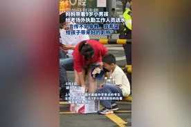 “言传不如身教”，妈妈带着9岁小男孩考场外给执勤工作人员送水图片