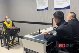 男子深夜盗窃两辆共享电动车，撬开座椅拆下电瓶，刑拘！图片