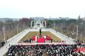 获赠天安门广场国旗！湘潭大学这样缅怀毛主席……图片