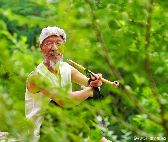 山西碛口古镇，难得休闲的李世喜老人