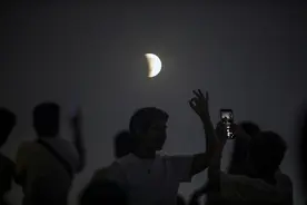 寰宇同此圆缺！全球多地天宇上演壮观月全食图片