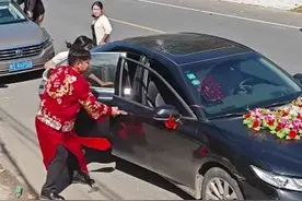 河南一新娘哥嫂多要18万彩礼未果，亲友爬婚车阻拦？当地：细节有出入，已介入处置图片