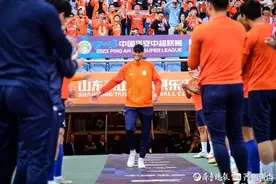 山东泰山队中超收官战，为费莱尼举办告别仪式图片