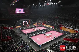 捧杯时刻！国乒站上混团世界杯冠军领奖台｜图集图片