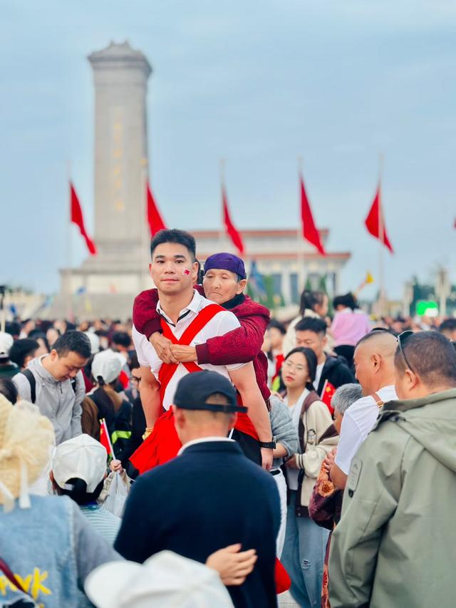 “90后”巴中小伙背患病母亲徒步8公里爬长城：“我的背就是她的腿！”