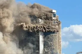 哈萨克斯坦首都一栋26层建筑起火图片