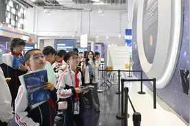 看正背面月壤、听火星声音……航天展“硬核”展品让青少年直呼震撼图片