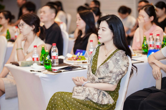 5000多个虚拟影棚让小商品好看又好卖 义乌商户AI贸易有了新帮手