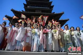 山东济南：花朝节浪漫开场图片