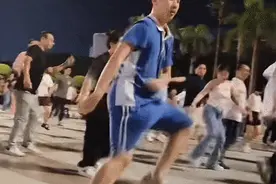 火出圈！00后小伙挤在大爷大妈当中…网友热议图片