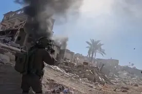 突发！以军袭击加沙城等待物资的平民，造成20死155伤！目击者：以军出动直升机向人群开火......图片